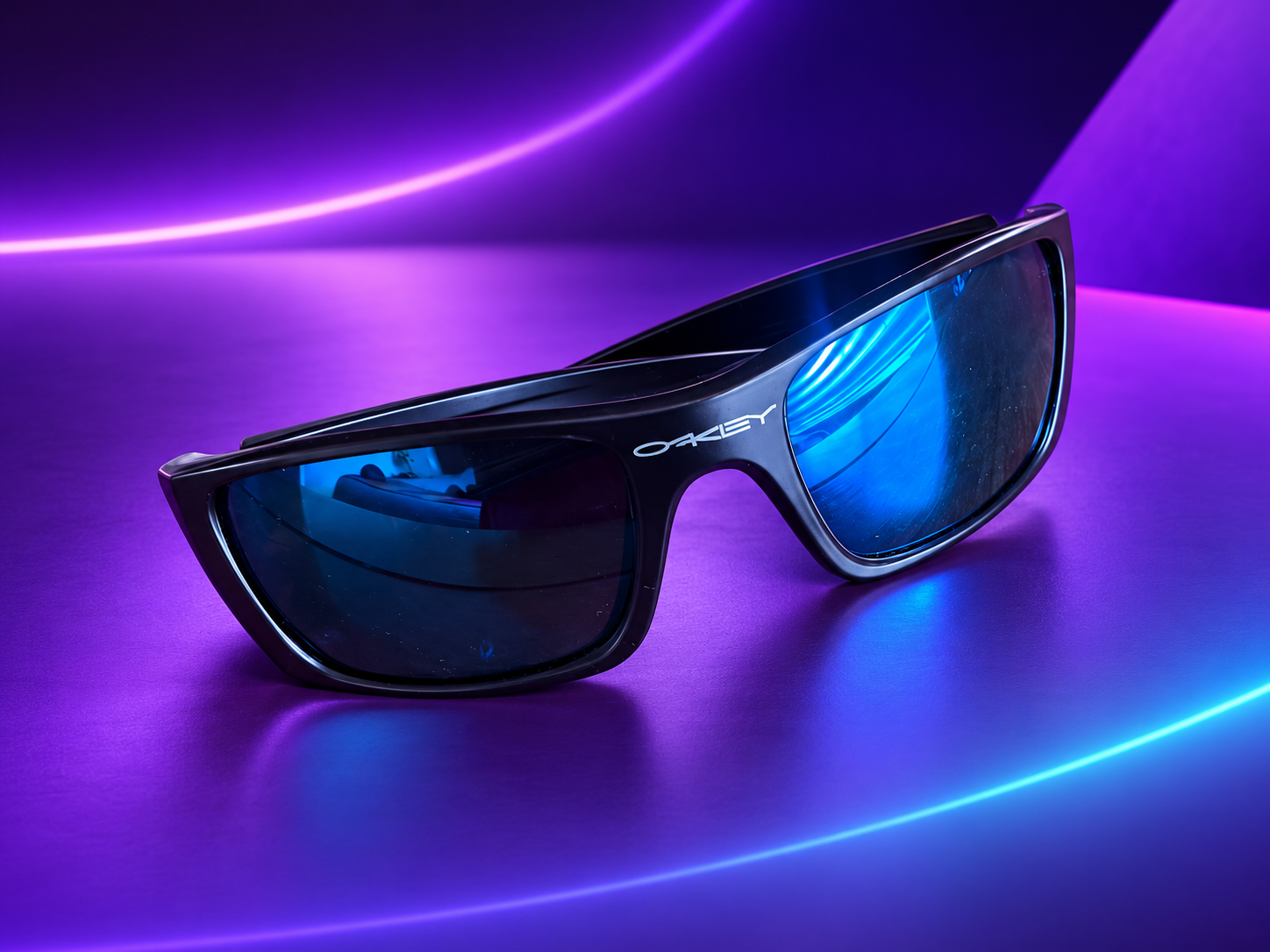 Gafas deportivas de reflejo azul con fondo Crisis